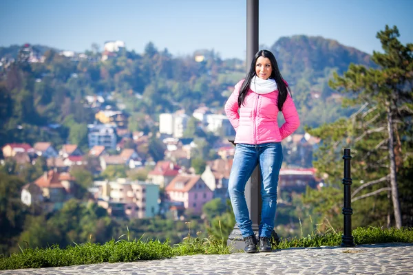 Mujer joven posando al aire libre en otoño —  Fotos de Stock