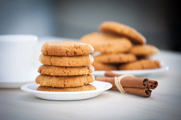 Cookie-uri proaspete de unt de arahide coapte cu bețe de cinamon — Fotografie, imagine de stoc