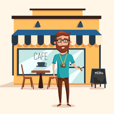 Menü ve masa, sandalye ve lambalar ile kafe yakınında sakal ve fotoğraf kamera ile Hipster adam. Turist seyahat ve bir fincan kahve almak için dükkan ziyaret. Dönüm noktası ve kentsel peyzaj teması için kullanılabilir