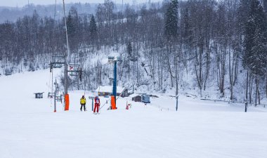 Karlı Rus kayak yamacında kayak yapmak