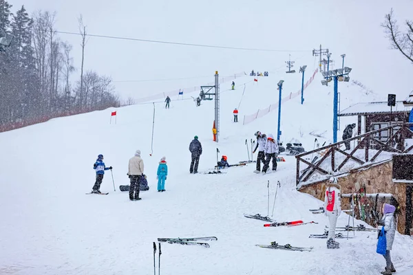 Karlı Rus kayak yamacında kayak yapmak