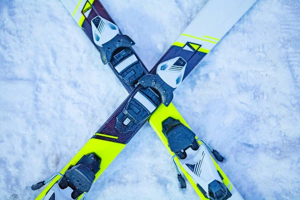 Esquís Yacen Nieve Forma Cruz — Foto de Stock