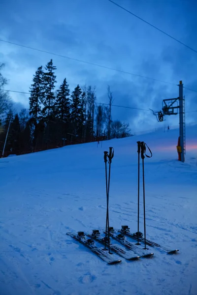 滑雪板在雪地的黄昏滑雪场 — 图库照片