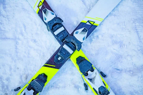 Skiën Liggen Sneeuw Vorm Van Een Kruis — Stockfoto