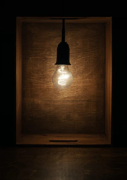 Lâmpada em caixa de madeira — Fotografia de Stock