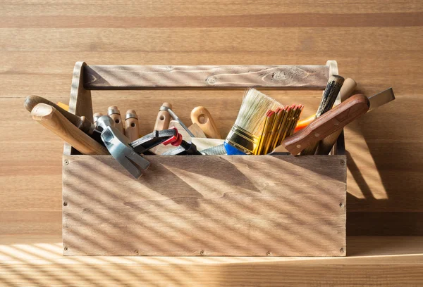 Caixa de ferramentas de madeira com ferramentas de carpintaria — Fotografia de Stock