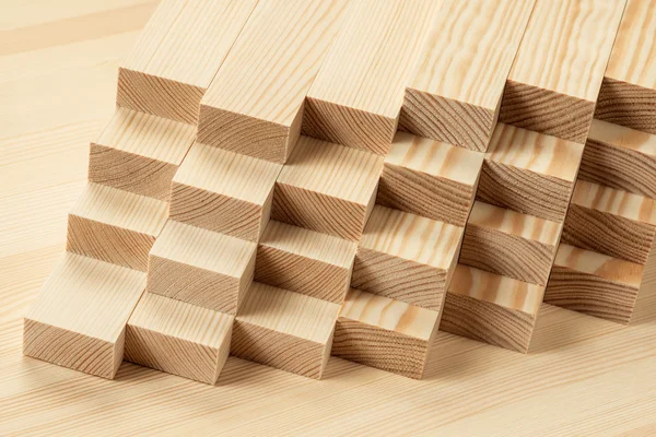 Stos drewna na stole — Zdjęcie stockowe