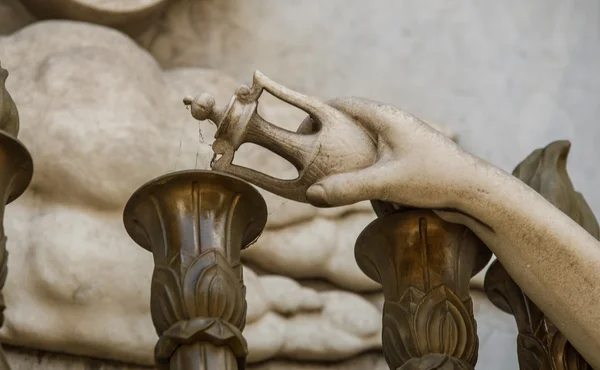 Main versant dans le cimetière Recoleta — Photo