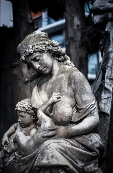 Statue of a  mother breastfeeding — Stock fotografie