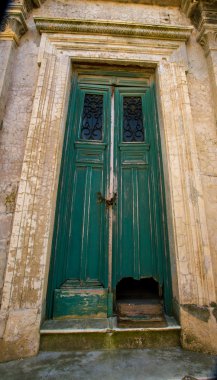 kırık yeşil kapı