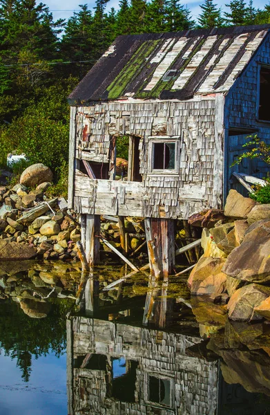Abandon wooden shack — Stock Photo, Image
