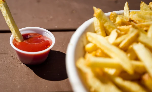 Franska stek i ketchup — Stockfoto