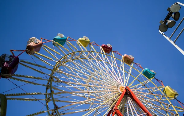 Rueda de la fortuna en una feria —  Fotos de Stock