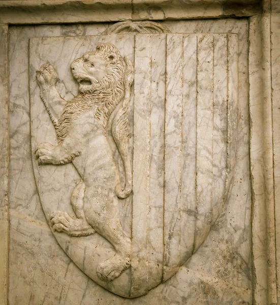 Estatua de león en una pared —  Fotos de Stock