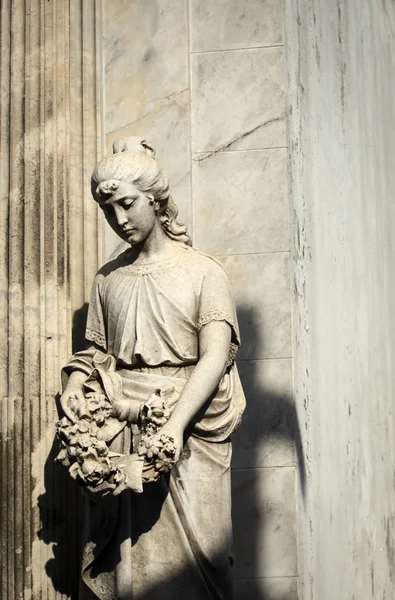 Statue féminine cimetière Recoleta — Photo