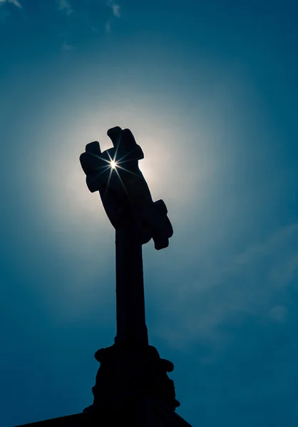 Efeito do sol em uma cruz de pedra — Fotografia de Stock