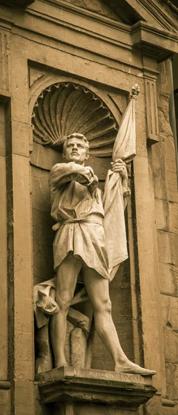 Estatua masculina sosteniendo una bandera —  Fotos de Stock