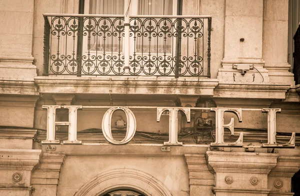 Oude hotel teken — Stockfoto