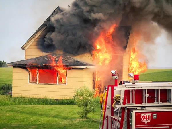 Huis in brand — Stockfoto