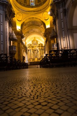 Bir kilisenin içinde.