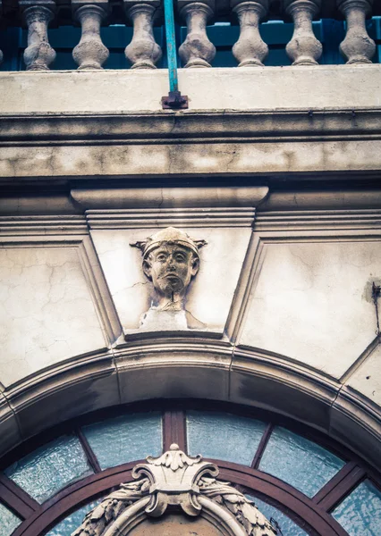 Yukarıda bir kapı kemer kabartma