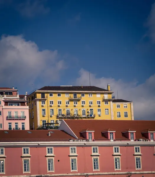 Barevné budovy v Lisabonu — Stock fotografie