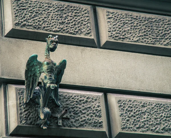 Gargoyle op een muur — Stockfoto