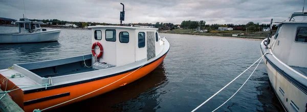 Cape Breton 'da bir limanda balıkçı teknesi