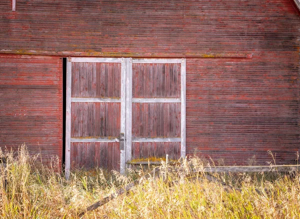 Ξεθωριασμένο Κόκκινο Αχυρώνα Στην Αγροτική Πολιτεία Της Ουάσιγκτον — Φωτογραφία Αρχείου