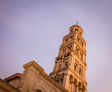 Gece yarısı bölünmüş kule 