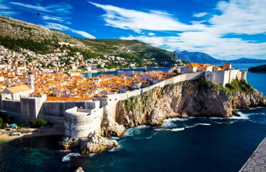 Dubrovnik 'te taş duvarlar ve deniz 