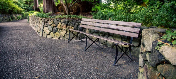 维多利亚的木制公园长椅 — 图库照片