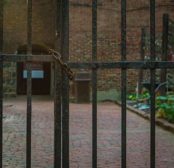 Black Iron Gate Chain — Stock Photo, Image