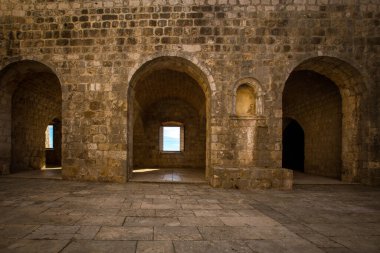 Güçlendirilmiş Dubrovnik şehrinin içindeki kemer  