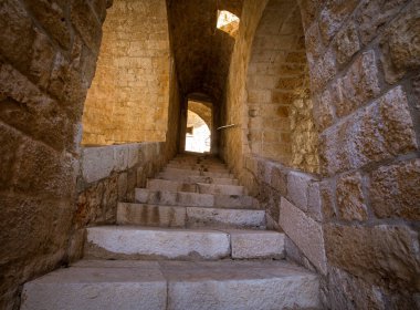 Dubrovnik 'teki kalenin içine antik taş basamaklar 