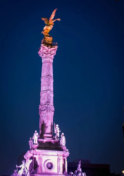 墨西哥城夜晚的雕像 — 图库照片