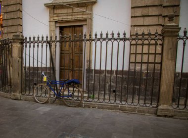 Mexico City 'de sokakta bisiklet.