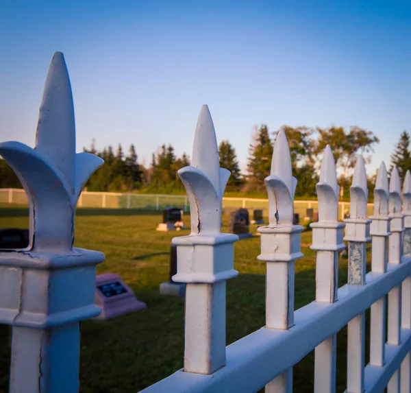 Cerca Aço Branco Torno Cemitério — Fotografia de Stock