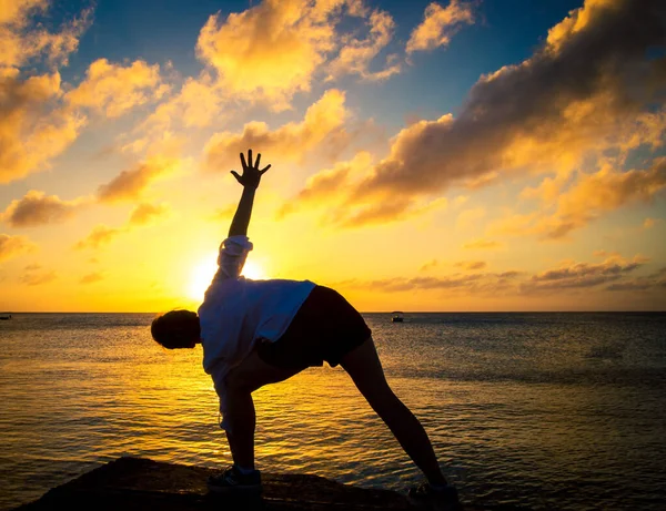 日落时做瑜伽的女人 — 图库照片