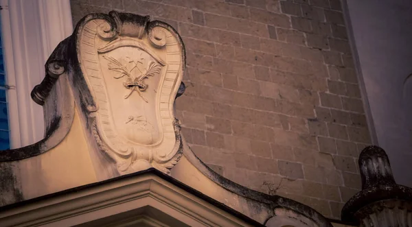 Emblema Acima Uma Porta Igreja Itália — Fotografia de Stock