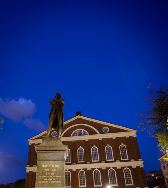 Faneuil Hall ve gece heykel meydanı 