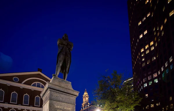 Faneuil Hall Estátua Quadrada Noite — Fotografia de Stock