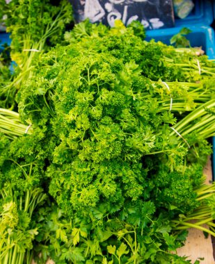 Pazarda taze maydanoz. 