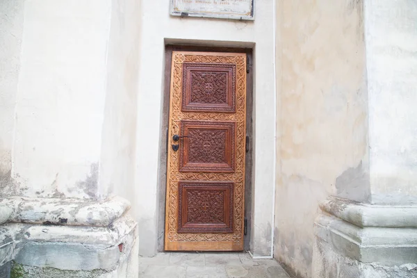 Sierlijke Houten Bruine Deur Een Kerk — Stockfoto