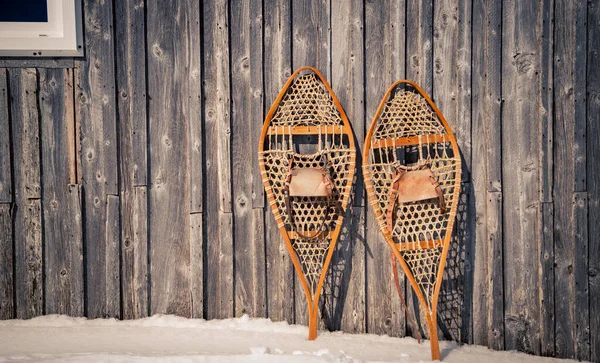 Sapatos Neve Contra Celeiro Madeira — Fotografia de Stock