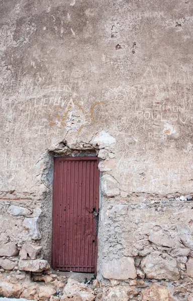 kırmızı ahşap kapı