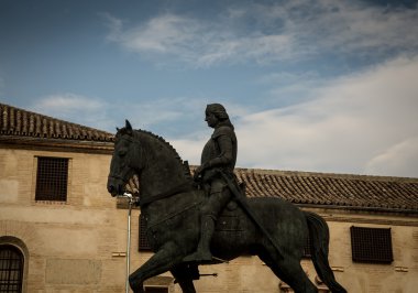 at ve binicisi heykeli