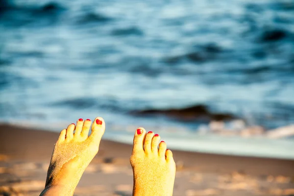 Dita dei piedi e oceano — Foto Stock