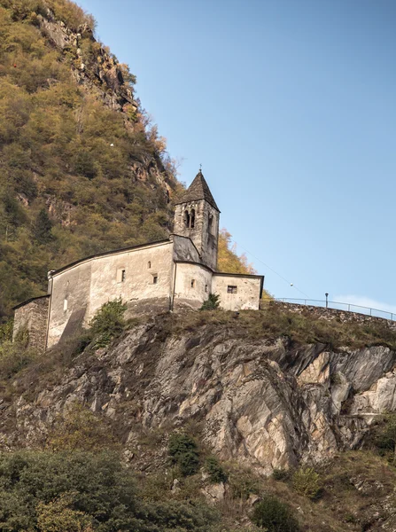 Iglesia tirano en una roca — Foto de Stock