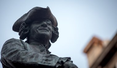 Şapkalı adam heykeli